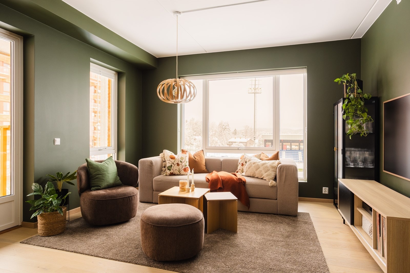 Leilighetens stue er åpen og romslig med gode lysforhold via store vinduer. Her er det god møbleringsfrihet, så man kan enkelt innrede med en sofagruppe med tilhørende salongbord. Galleribilde