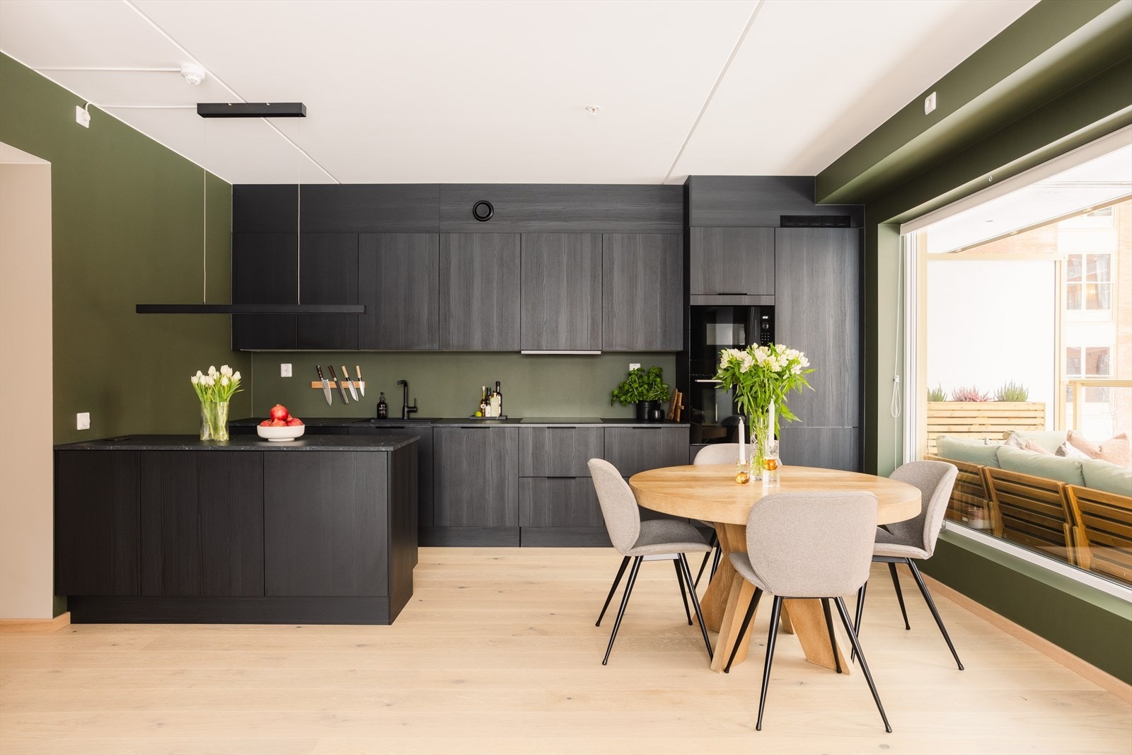 Rommet har en flott planløsning, og ved kjøkkenet har man plass til en spisegruppe. Galleribilde