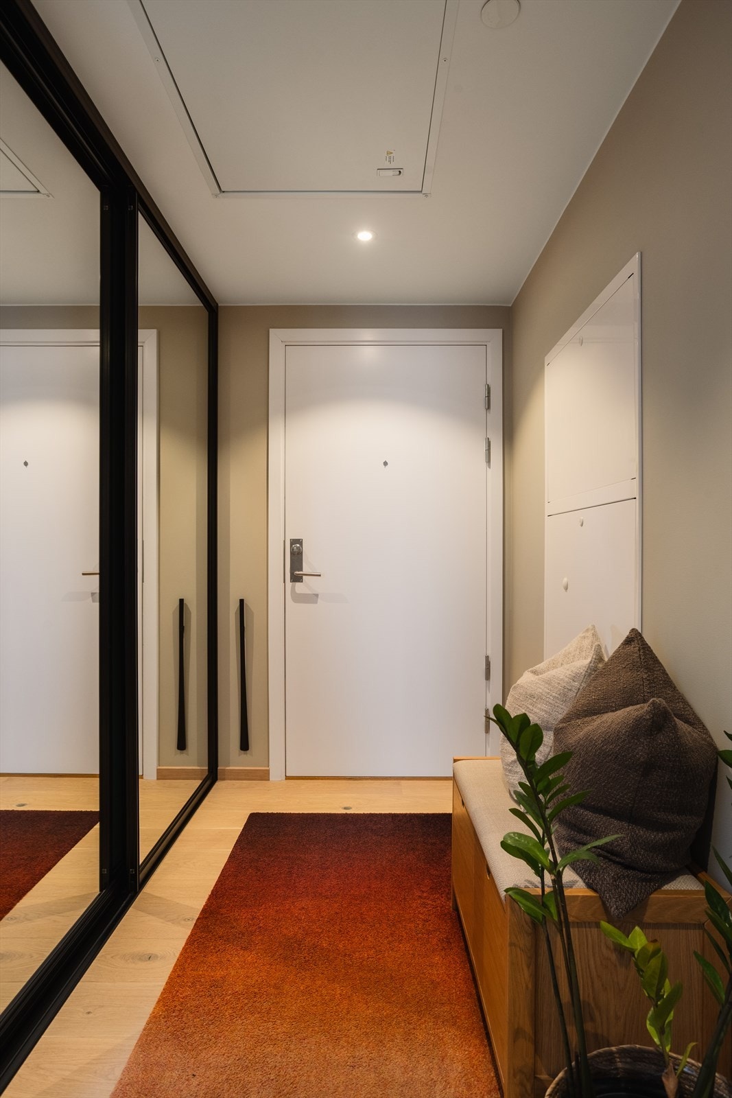 Inngangspartiet er lyst og innbydende, og den store skyvedørsgarderoben gir god plass til klesavheng. Galleribilde