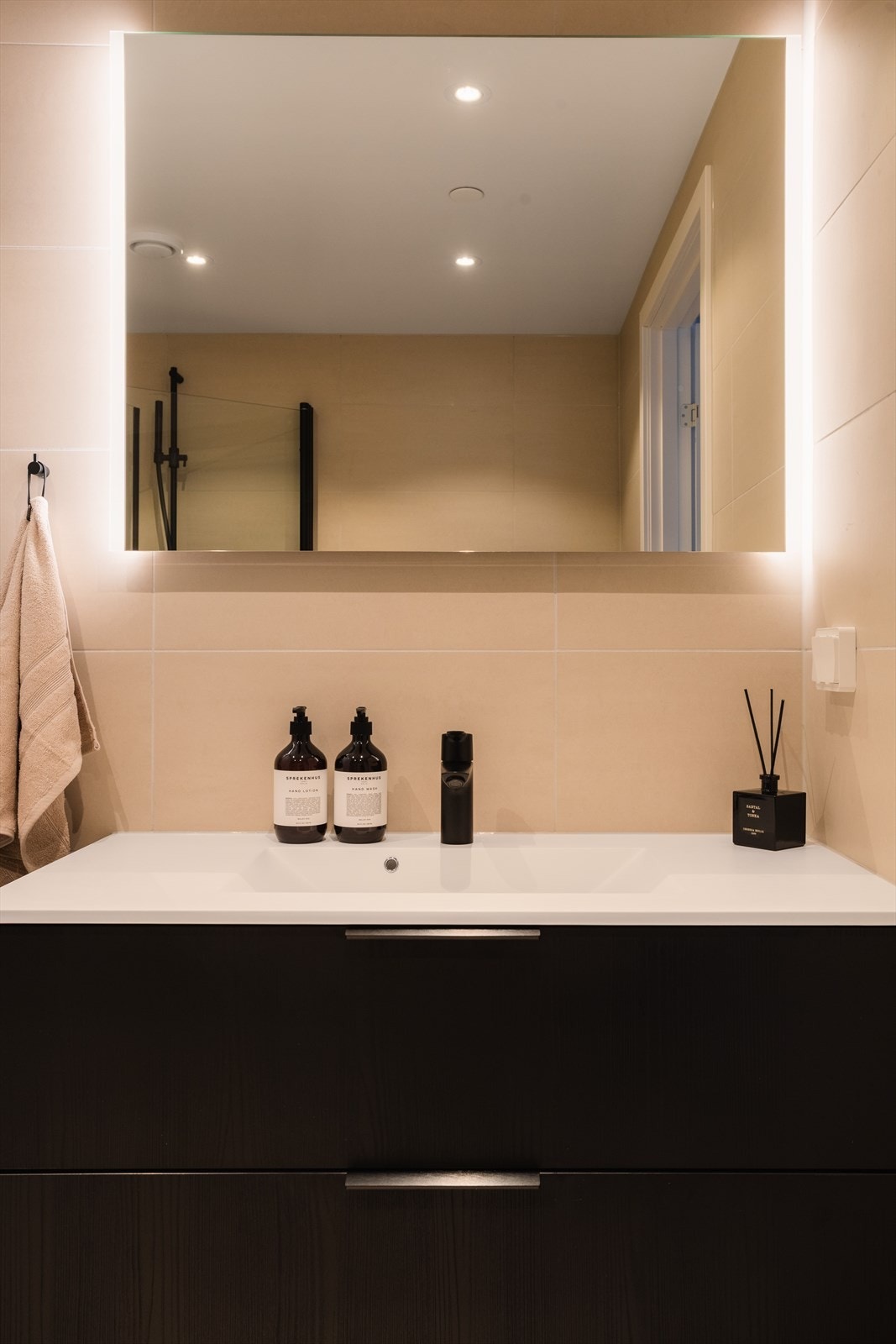 Downlights i himlingen skaper en behagelig og lun stemning på badet. Galleribilde