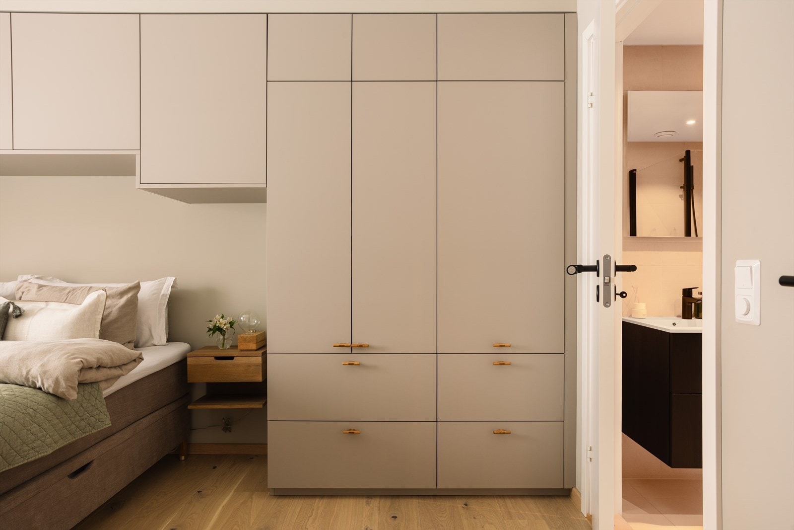 En praktisk skaprekke utnytter plassen godt, og gir rikelig med lagringsplass. Galleribilde