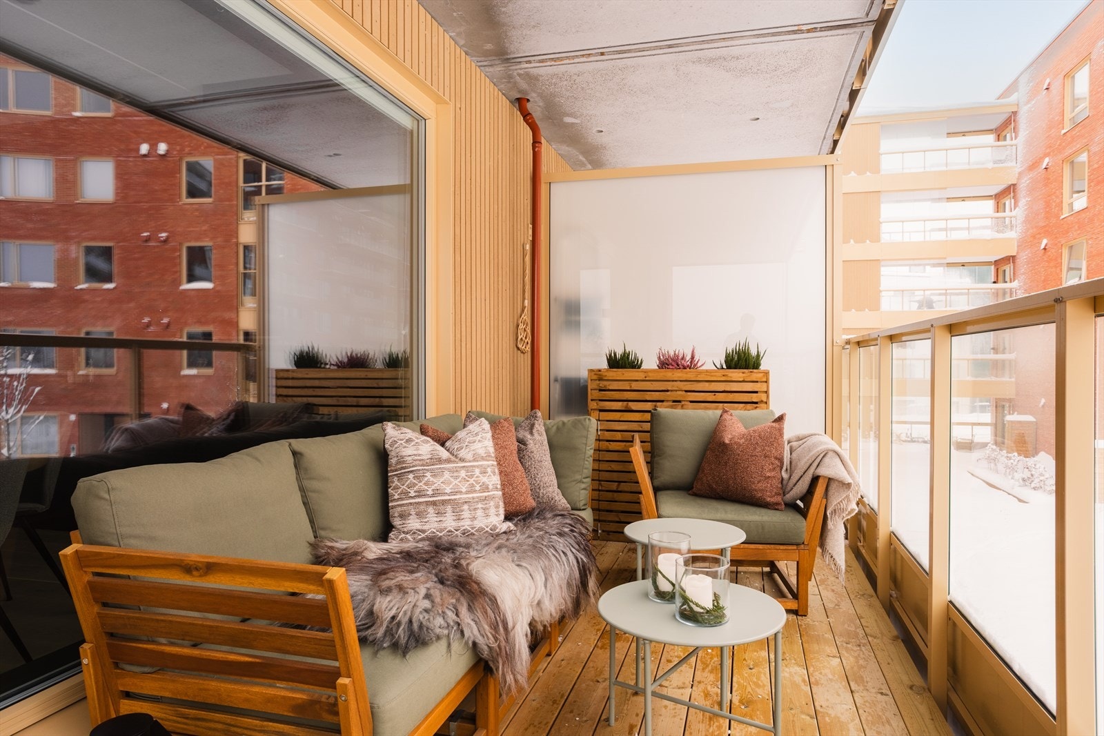 Fra stuen har du adkomst til en herlig balkong, med plass til utemøblement i flere soner. Galleribilde