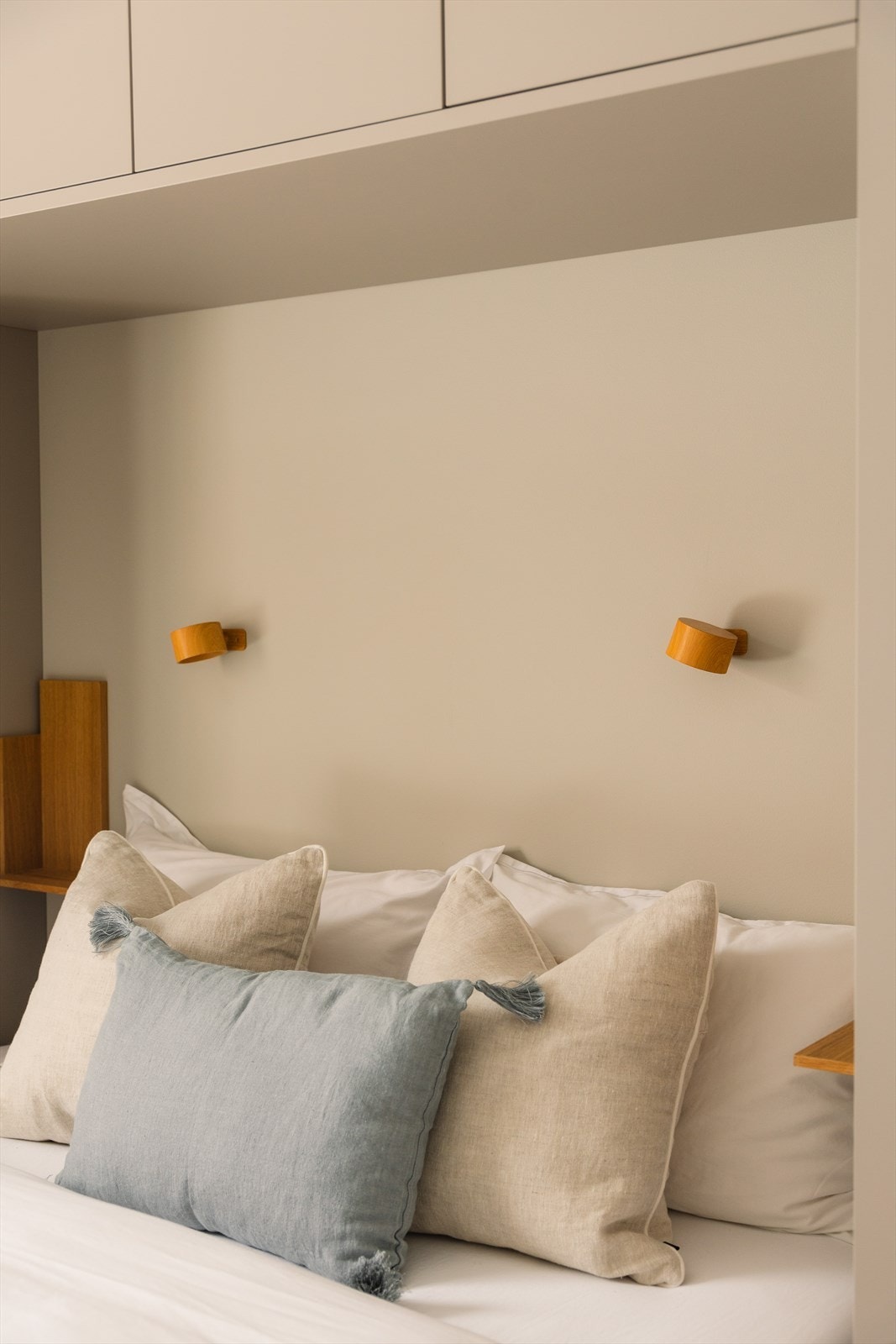 Her er det montert lamper over sengen - perfekt for en lesestund på kveldstid. Galleribilde