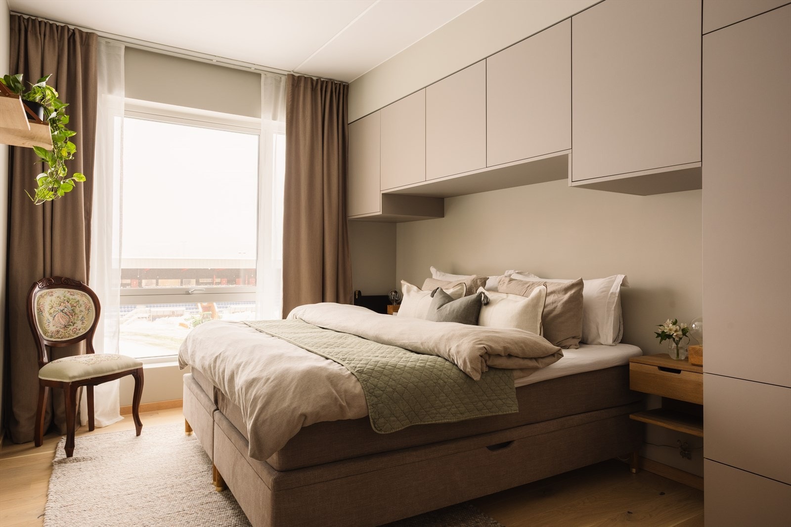 Hovedsoverommet er stort og luftig, med god plass til en større dobbeltseng og tilhørende nattbord. Galleribilde