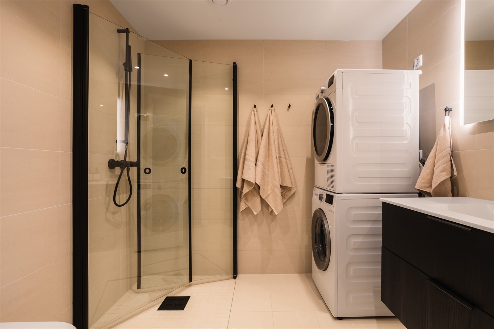 Hovedbadet er av god størrelse, og er innredet med dusjhjørne, toalett, servant, speil med belysning og opplegg for vaskemaskin. Galleribilde