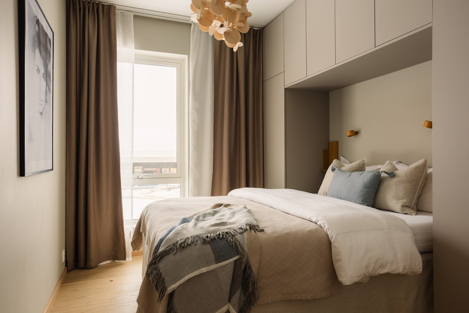 Soverom nr. 2 er smakfullt innredet slik som hovedsoverommet, med nydelige lysforhold. Galleribilde