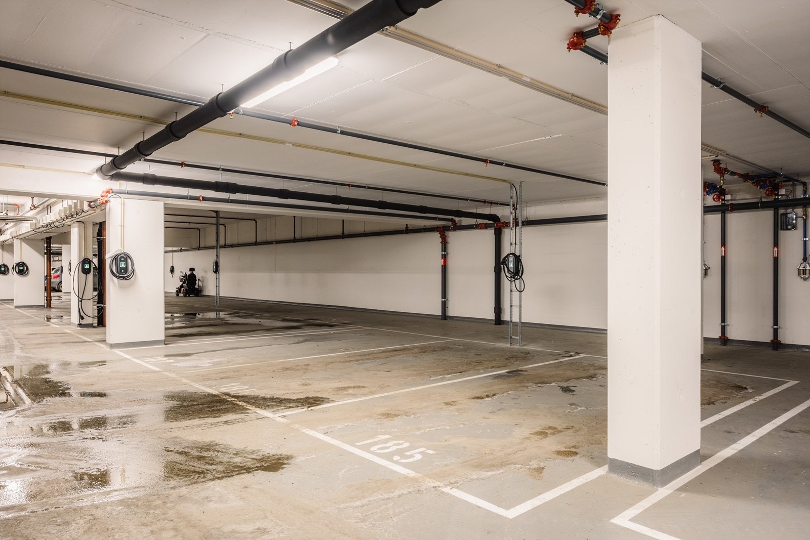 Leiligheten disponerer en fast parkeringsplass i garasjekjeller. Galleribilde