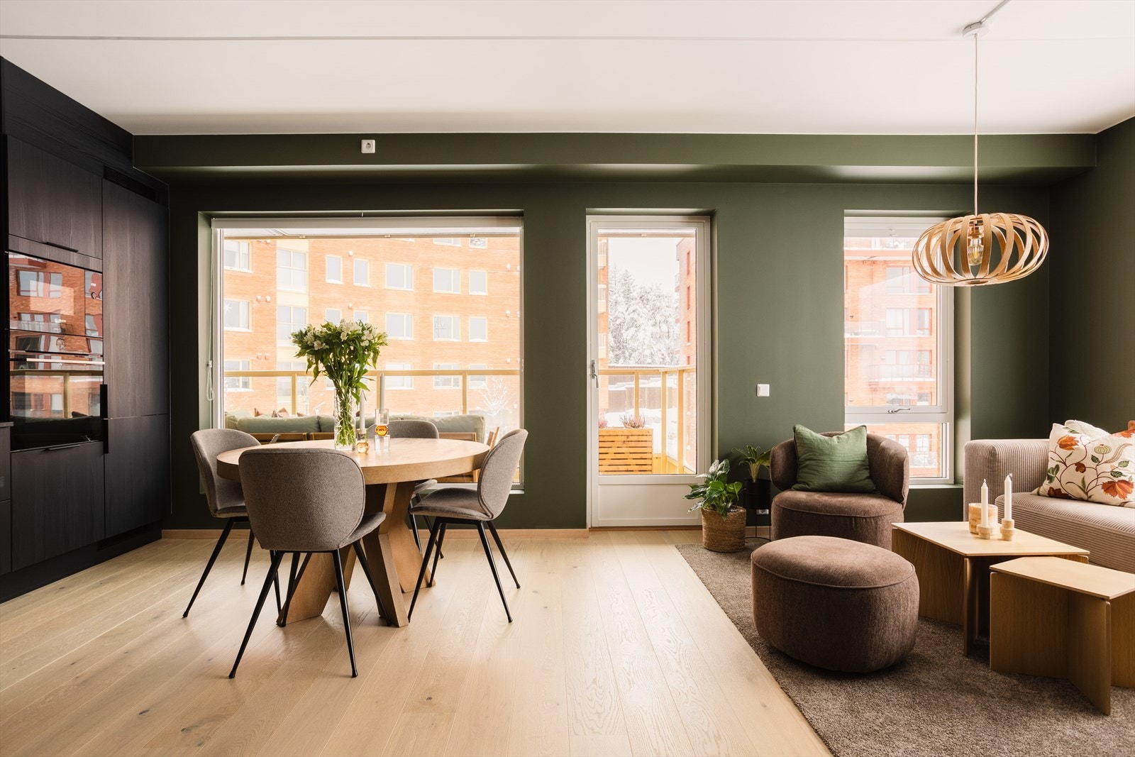 Vinduer i flere retninger slipper inn rikelig med dagslys, og på kvelden er det lun og koselig stemning. Galleribilde