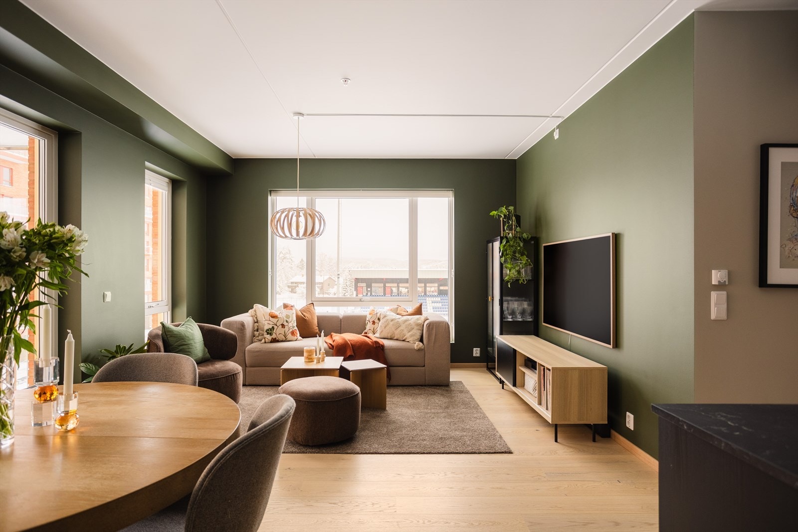 Stue og kjøkken ligger i åpen løsning, og er et sosialt og luftig allrom. Galleribilde