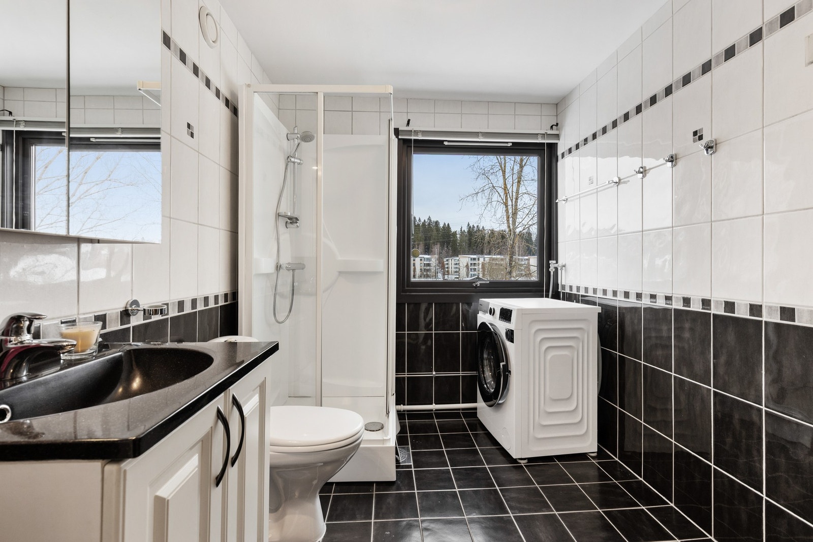 Badet fremstår som et praktisk og funksjonelt rom med vaskeromsløsning. Galleribilde