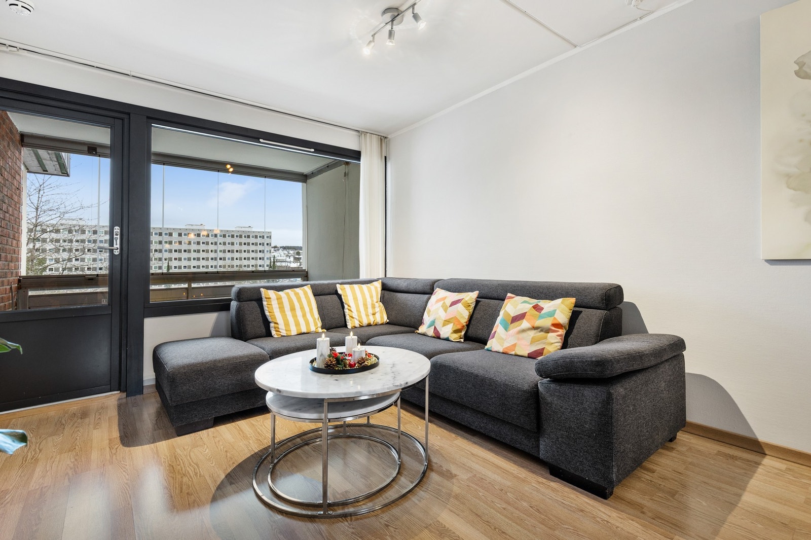 Her får du et sosialt og behagelig oppholdsrom med direkte utgang til en flott balkong. Galleribilde