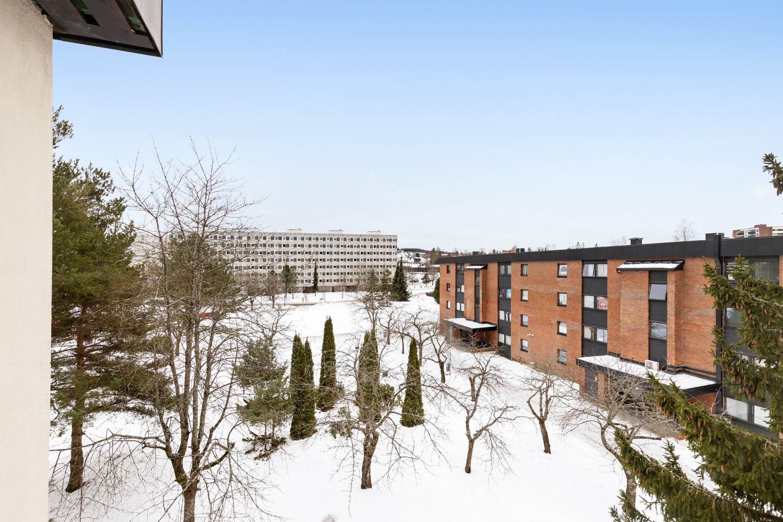 Boligen har en trivelig utsikt over nærområdet, uten direkte innsyn. Galleribilde