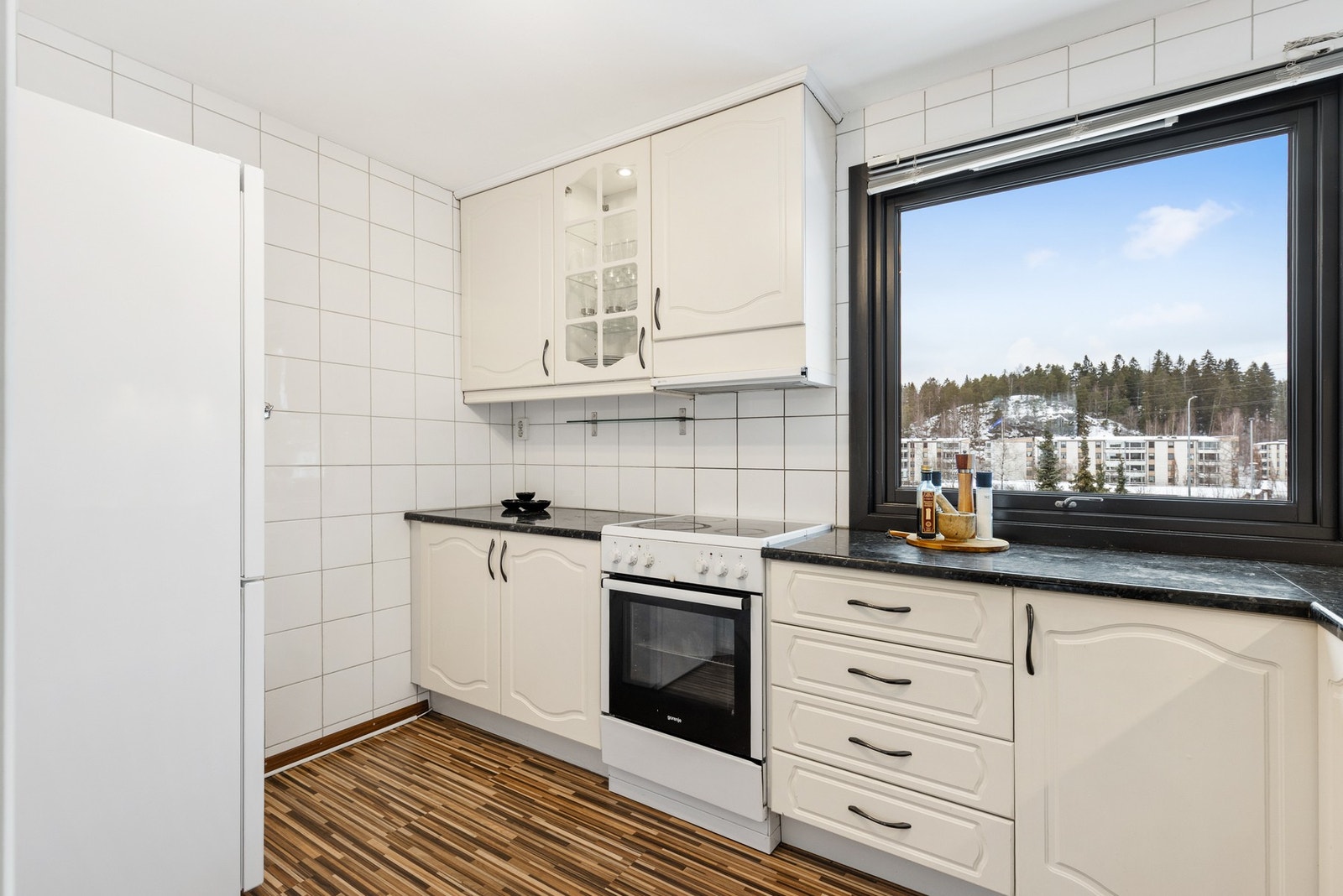 Benkeplaten er i laminat, og rommet er utstyrt med kjøl/fryseskap, oppvaskmaskin og komfyr. Galleribilde