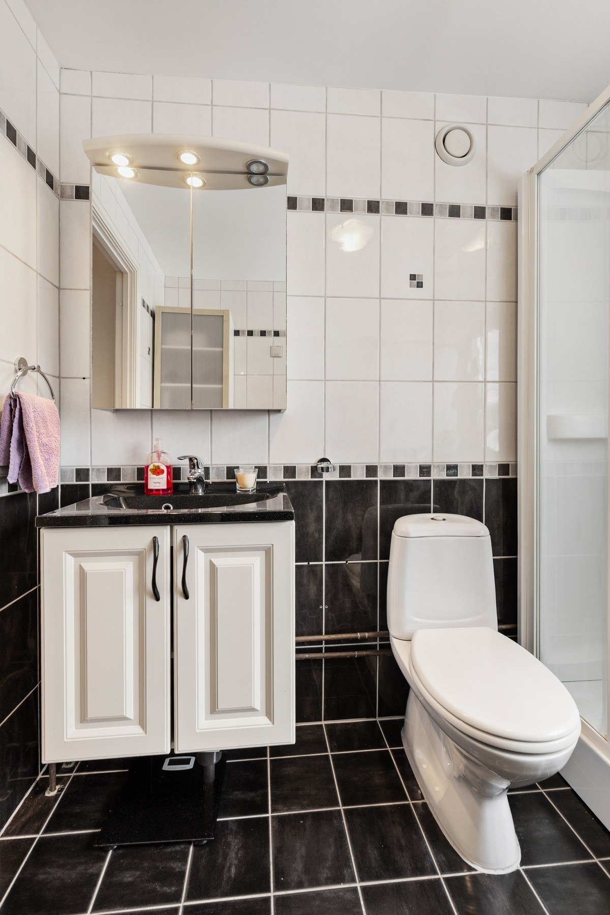 Her er det fliser på både gulv og vegger, samt elektriske varmekabler som gir en behagelig varme året rundt. Galleribilde