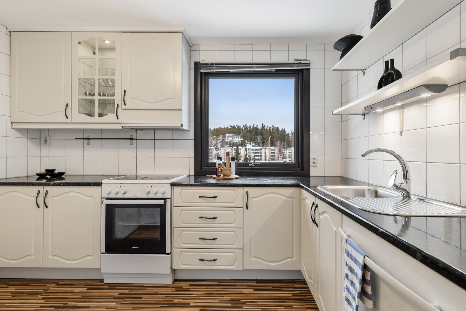 Kjøkkenet er separat og praktisk utformet, med svært god oppbevaringsplass. Galleribilde