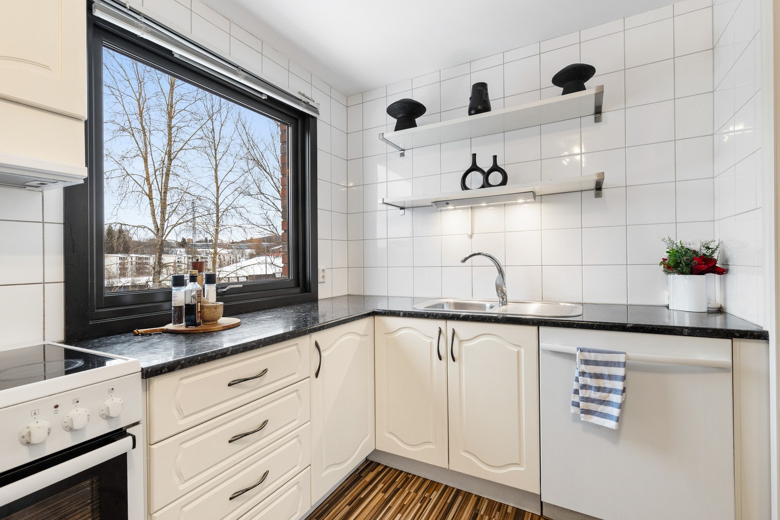 Innredningen har profilerte fronter og kjøkkenventilatoren er utstyrt med kullfilter. Galleribilde