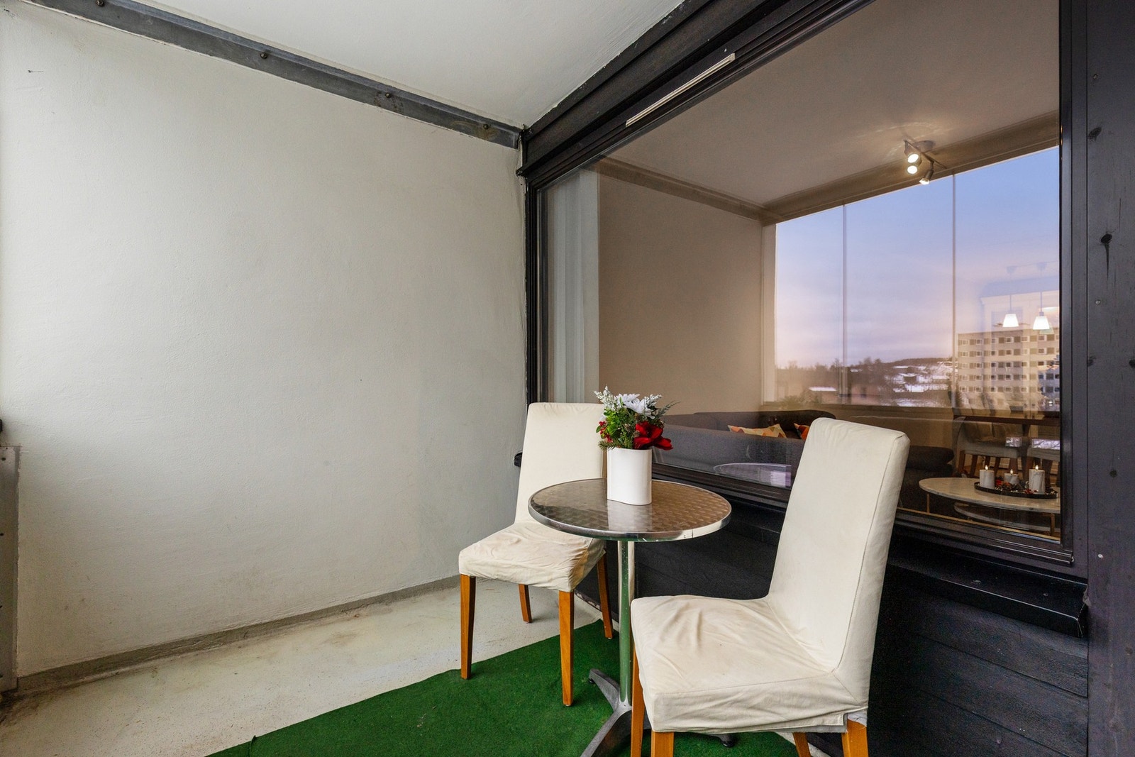 Her kan du åpne opp etter ønske og skape en lun eller luftig atmosfære. Et perfekt sted å nyte morgenkaffen eller en hyggelig middag med frisk luft. Galleribilde