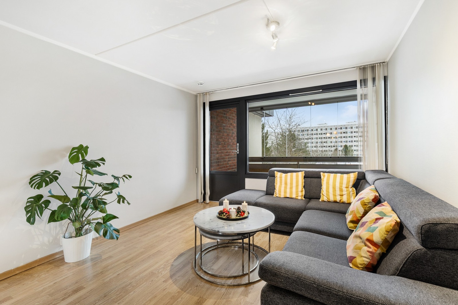 Stuen har svært gode møbleringsmuligheter for både sofagruppe og spiseplass. Galleribilde