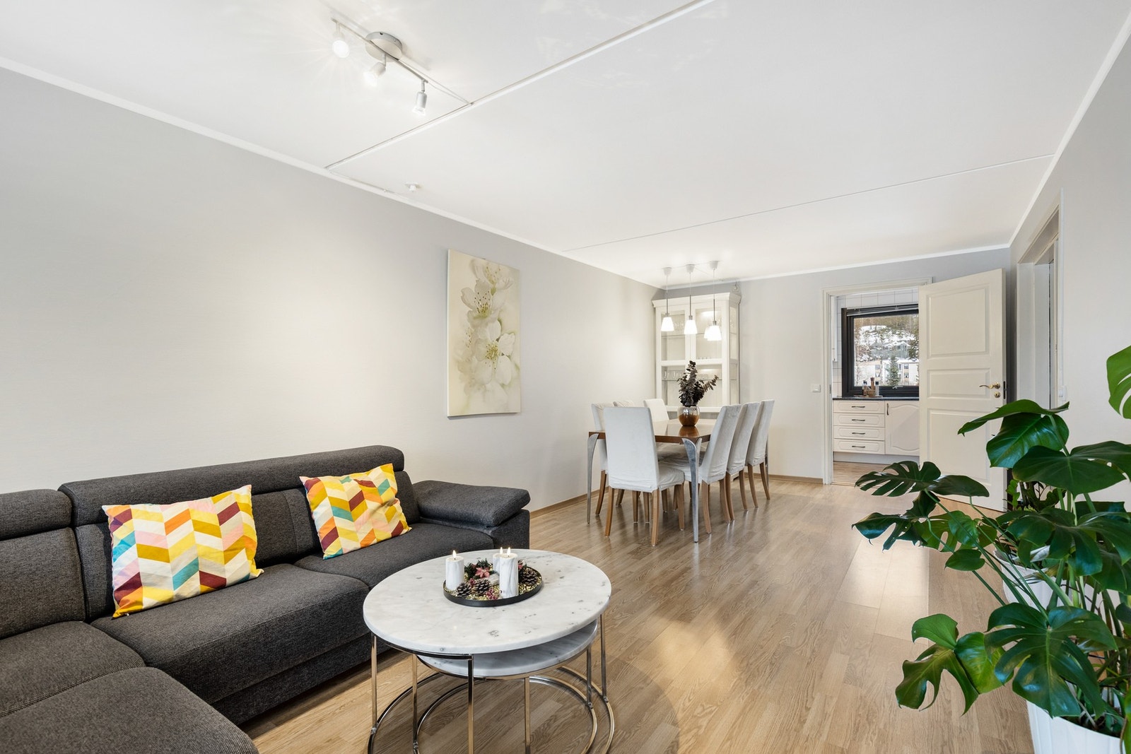 Overflatene består av laminatgulv og malte veggplater. Galleribilde