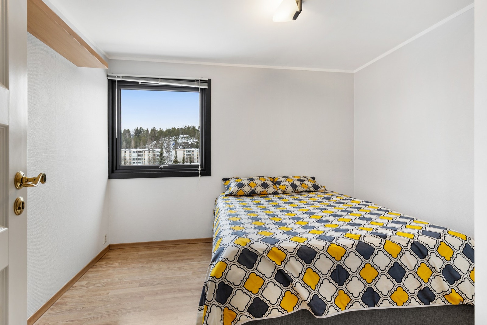 Boligen har et romslig soverom med god plass til dobbeltseng og nattbord. Galleribilde