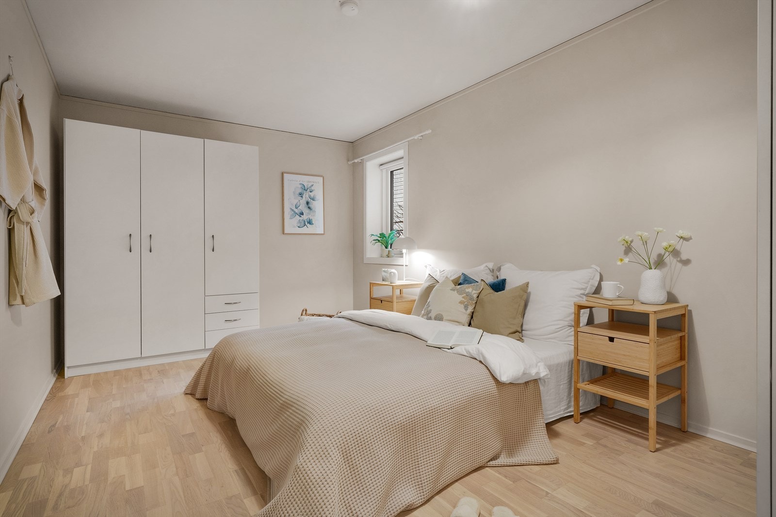 Leilighetens soverom er på ca. 14 m² og har god plass til dobbeltseng og garderobeløsning. Galleribilde