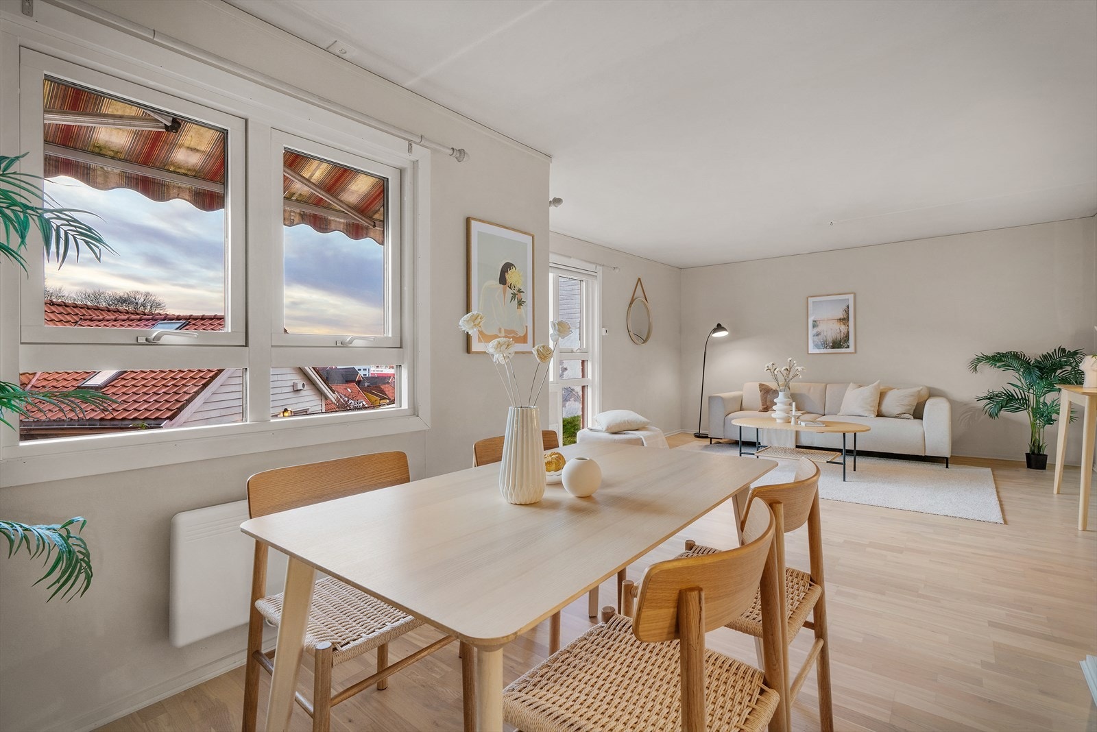 Foran kjøkkenet er det avsatt god plass til en hyggelig spisegruppe. Galleribilde