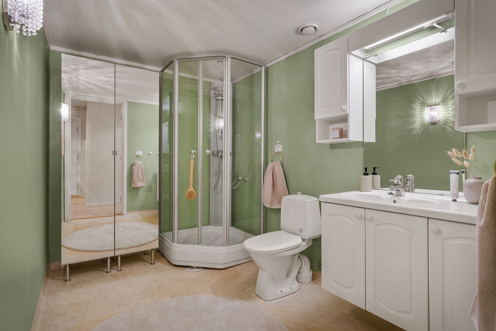 Badet er på ca. 6 m² og er innredet med dusjkabinett, servant og toalett. Galleribilde