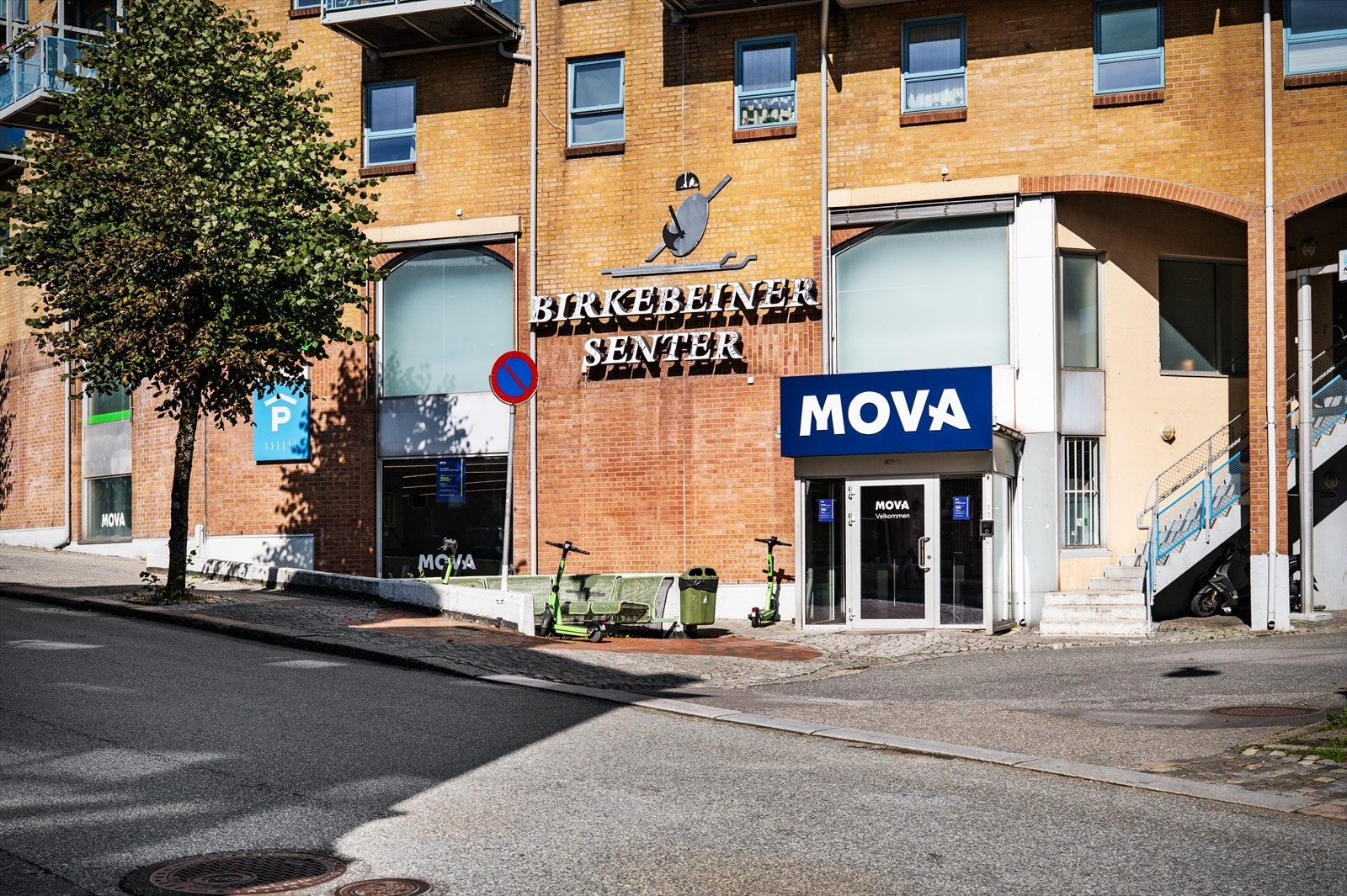 Birkebeiner Senteret, med blant annet KIWI og Mova, samt MENY Støletorget og Dr. Wiesner, ligger også innen kort avstand. Galleribilde