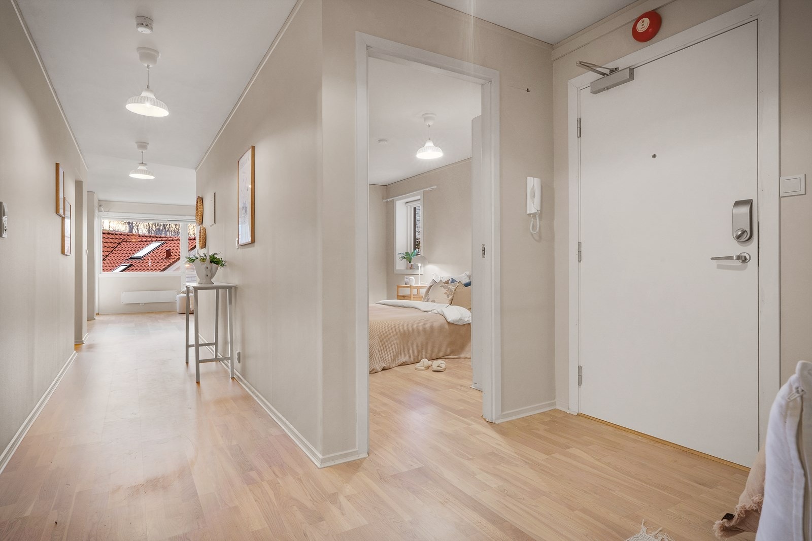 Romslig entré/gang. Galleribilde