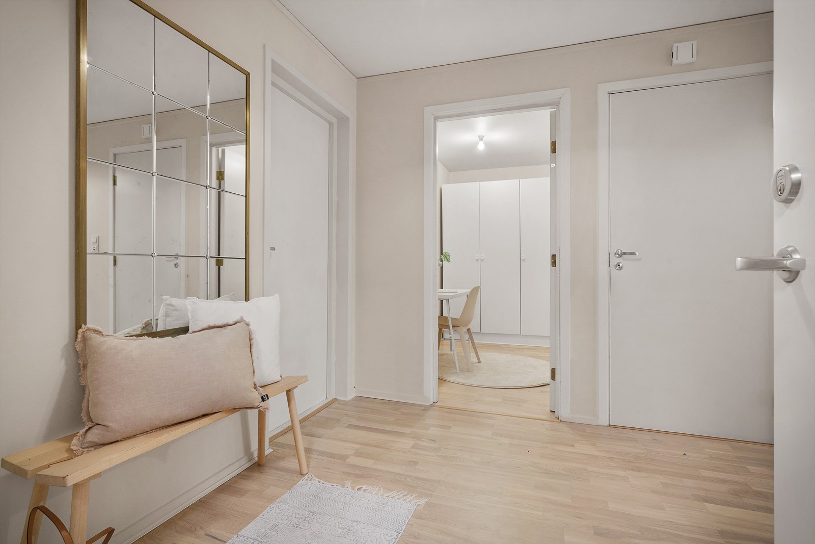 Fra entréen er det adkomst til leilighetens bod på ca. 4,5 m², som i dag er tilrettelagt som hjemmekontor. Galleribilde
