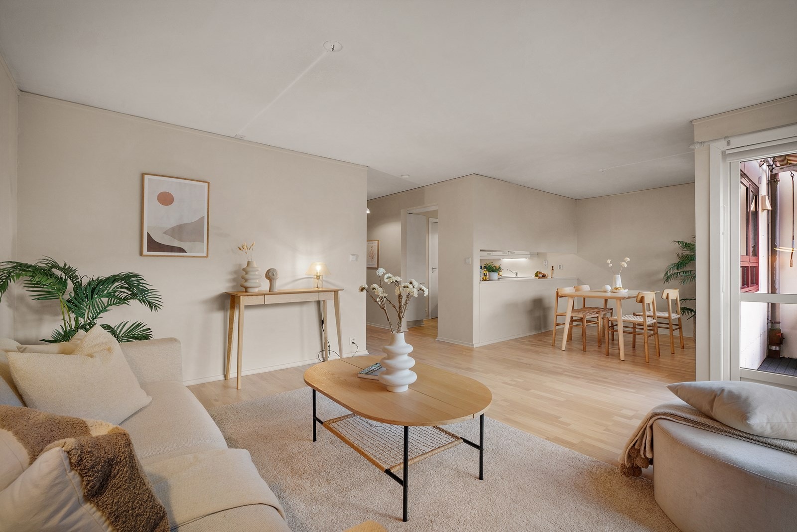 Fra uteplassen er det direkte tilkomst til stue og spiseområdet. Galleribilde