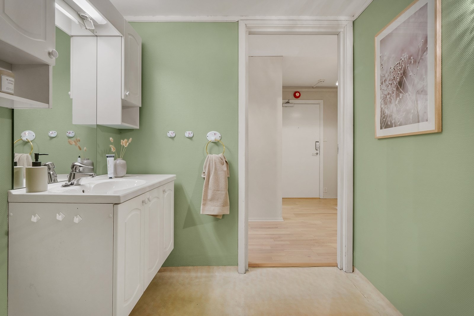 Baderomsinnredning med nedfelt servant og gode oppbevaringsmuligheter. Galleribilde