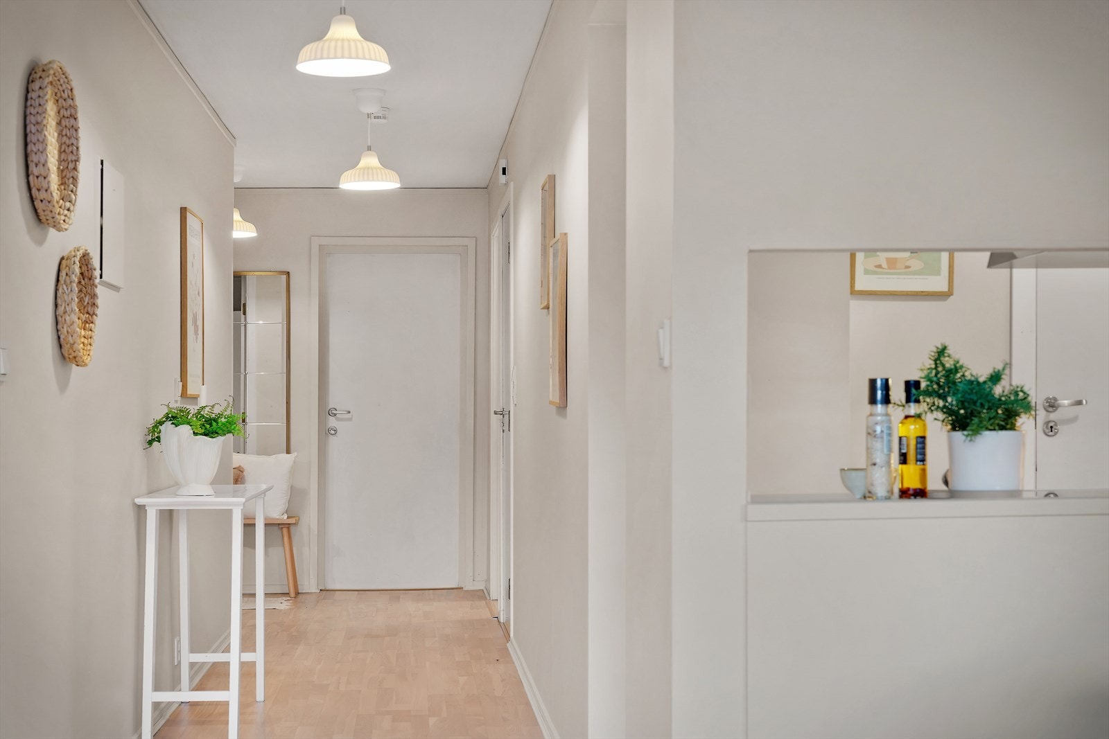 Fra kjøkkenet er det videre adkomst til lelighetens soverom, vaskerom og bod. Galleribilde