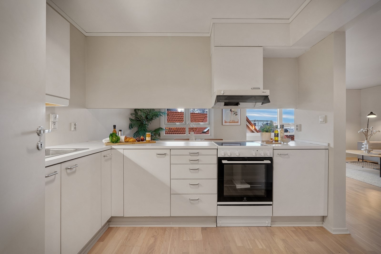 Kjøkkenet har en funksjonell innredning med glatte fronter og god oppbevaringsplass. Galleribilde