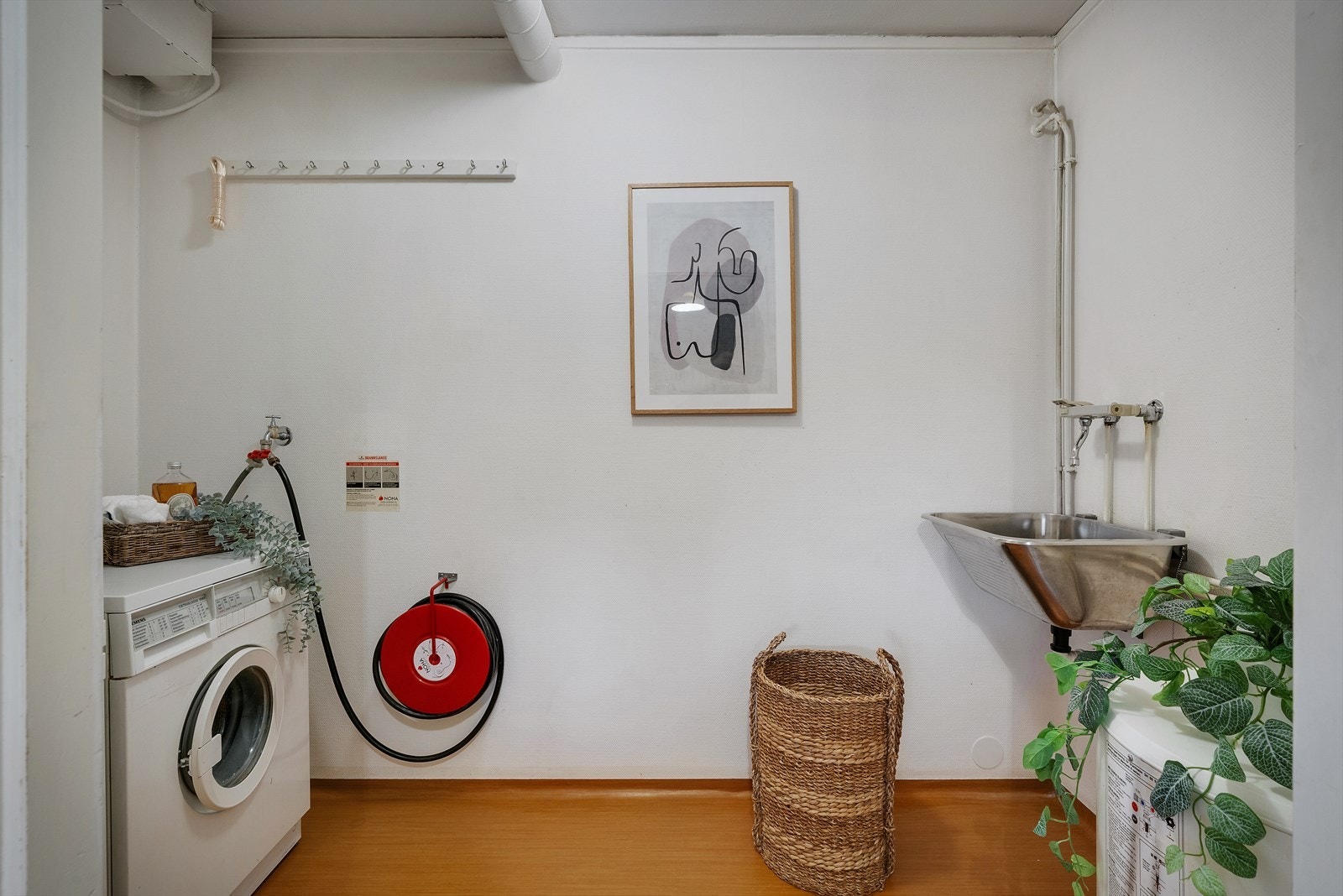 Leiligheten har også eget vaskerom på ca. 4,5 m² med opplegg for vaskemaskin og skyllekar. Galleribilde