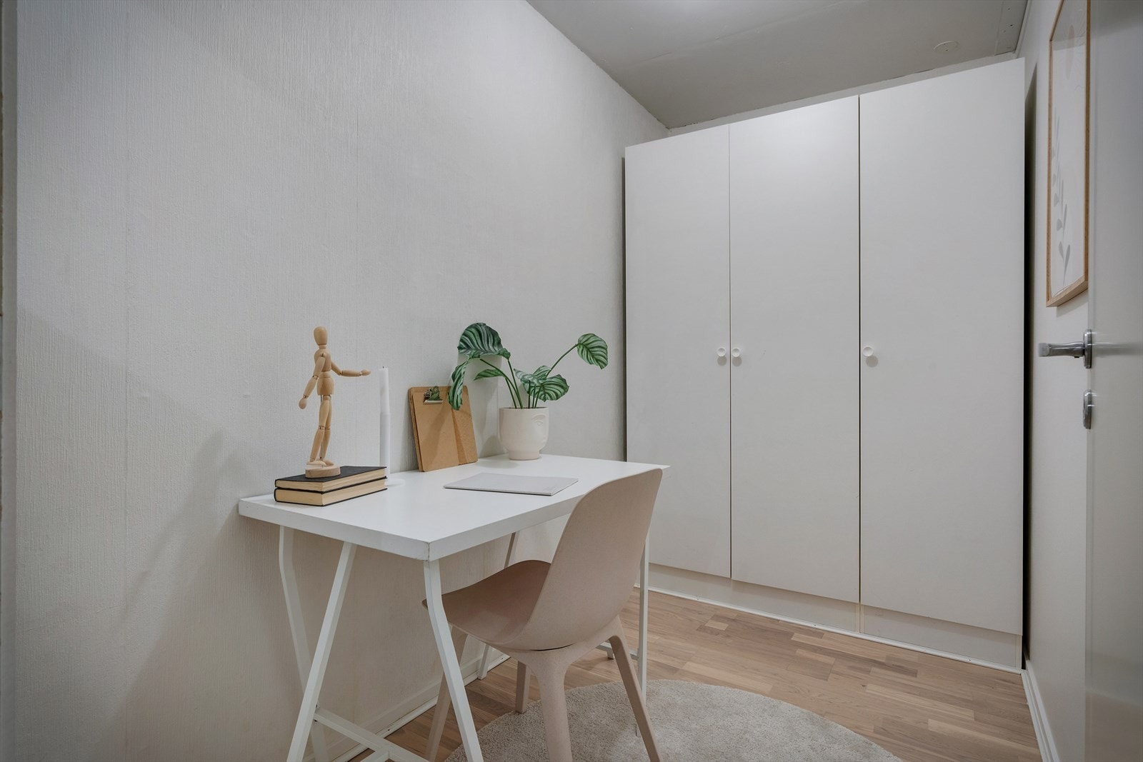 Her er det plass til kontorpult samt ekstra oppbevaring. Galleribilde