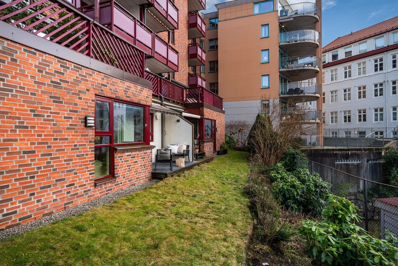 Eget, skjermet uteområde i grønne omgivelser. Galleribilde