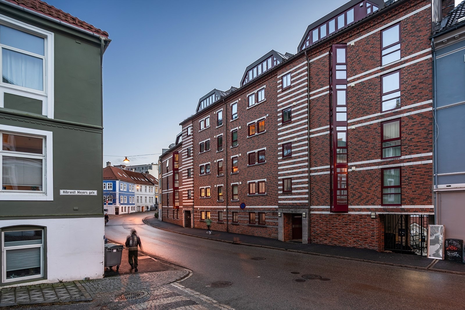 Boligbygget er velholdt og sentralt passert i Sandviken, med nærhet til alt en trenger. Galleribilde