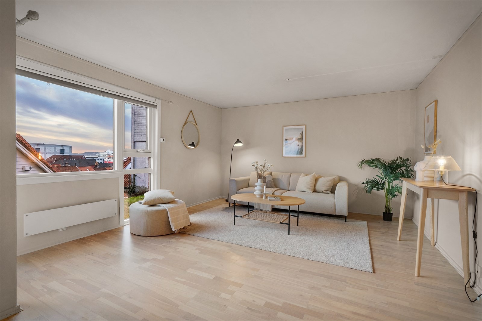 Romslig stue på ca. 25 m² i delikate fargetoner og parkettgulv. Galleribilde