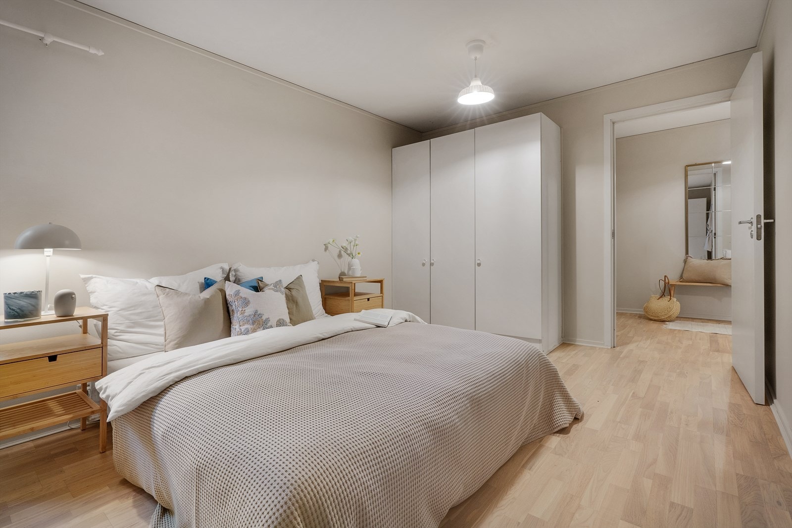 Soverommet er malt i tidsriktige farger og har parkettgulv. Galleribilde