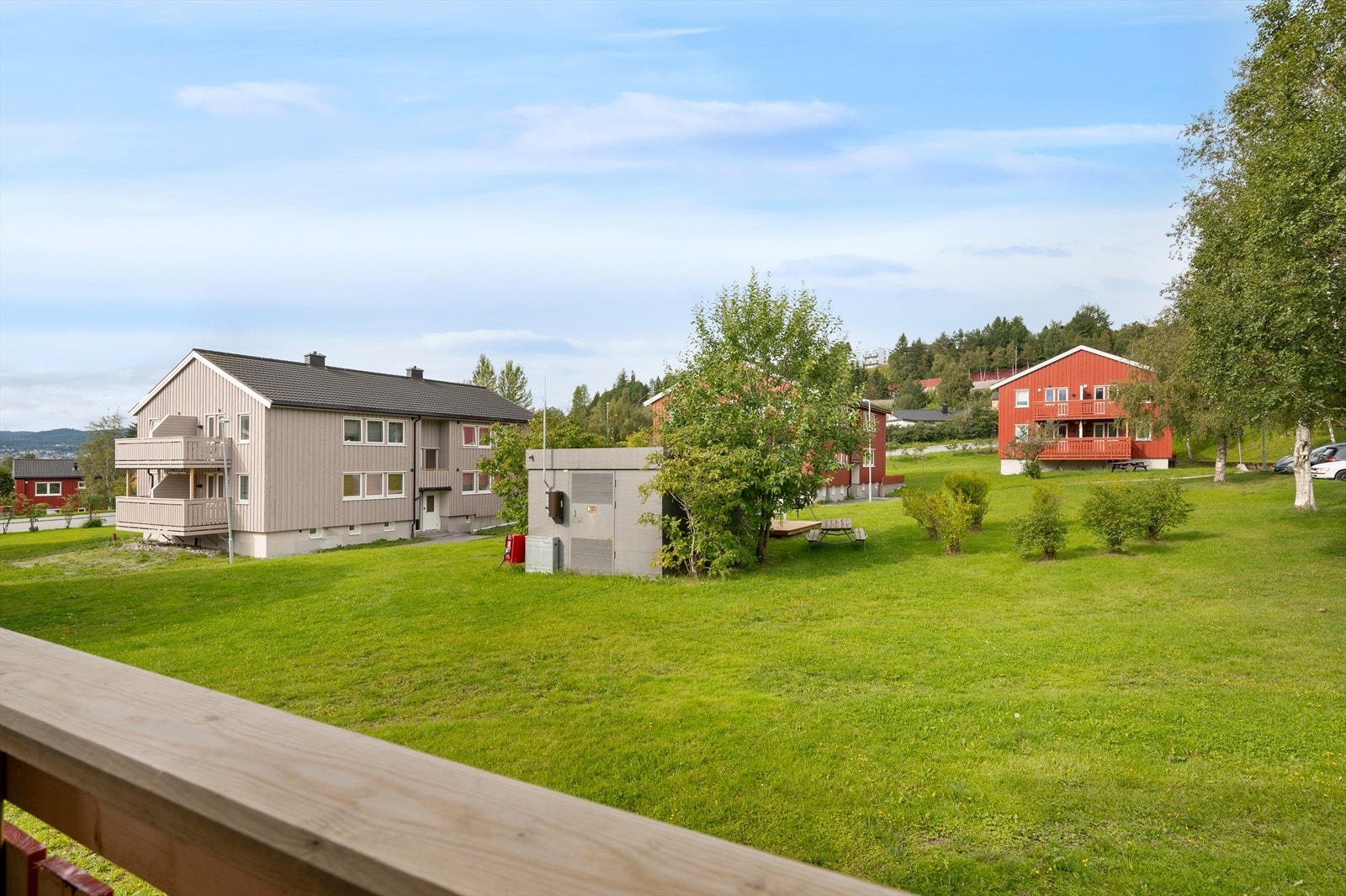 Borettslaget har romslige og velstelte felles grøntarealer som er tilgjengelige for alle beboere. Det er gode parkeringsmuligheter med stor felles parkeringsplass, samt rikelig med grøntområder som gir gode muligheter for uteopphold. Galleribilde