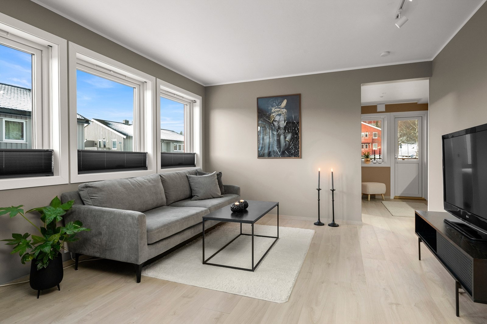 Felleskostnader er på kr 6 263,- per måned og dekker renter, avdrag, drift, kommunale avgifter, forsikring, renhold, felles vaskeri og TV/internett med kollektiv avtale med Telia. Galleribilde