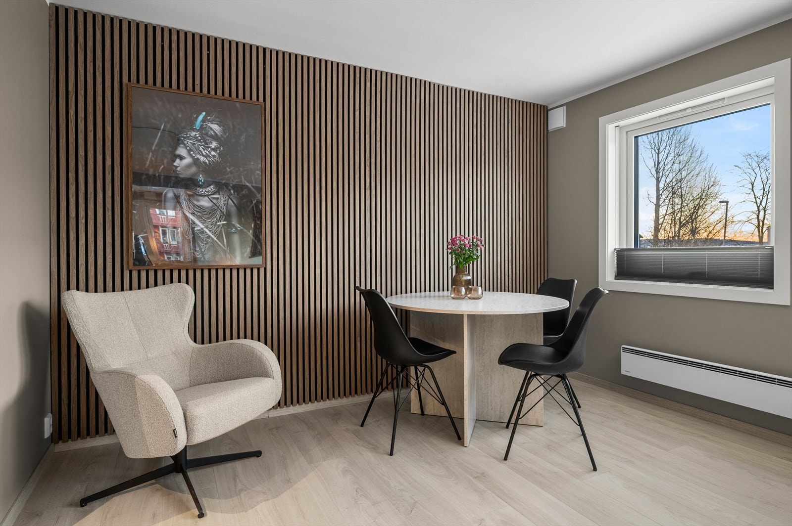 Leiligheten har i 2025 og 2026 gjennomgått betydelige oppgraderinger, herunder nytt kjøkken fra 2026, oppgradert bad, nytt gulv, downlights i tak og stilrene spilevegger i stuen. Galleribilde