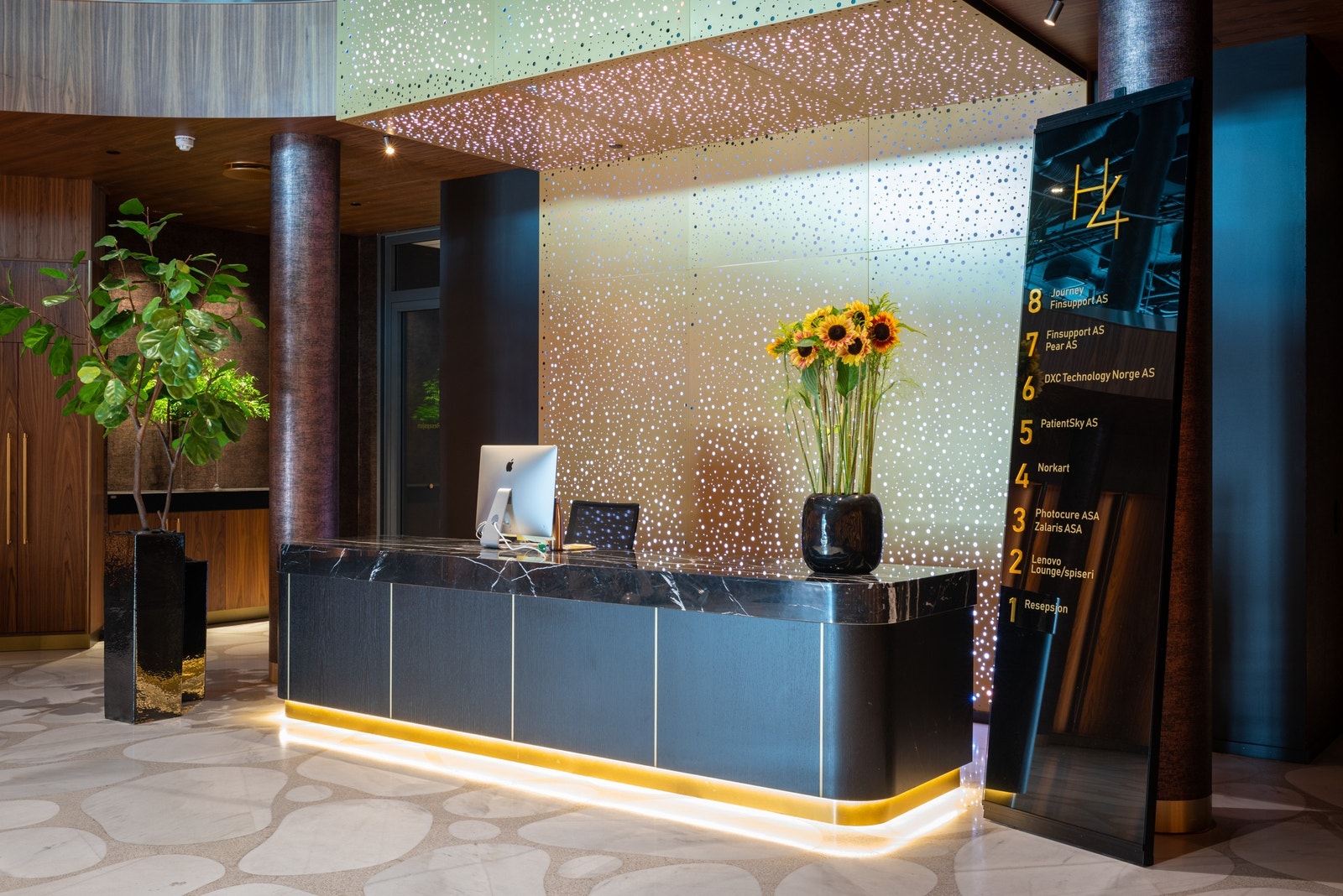 Betjent respsjon som leder opp til personalrestaurant, kaffebar og møteromssenter Galleribilde