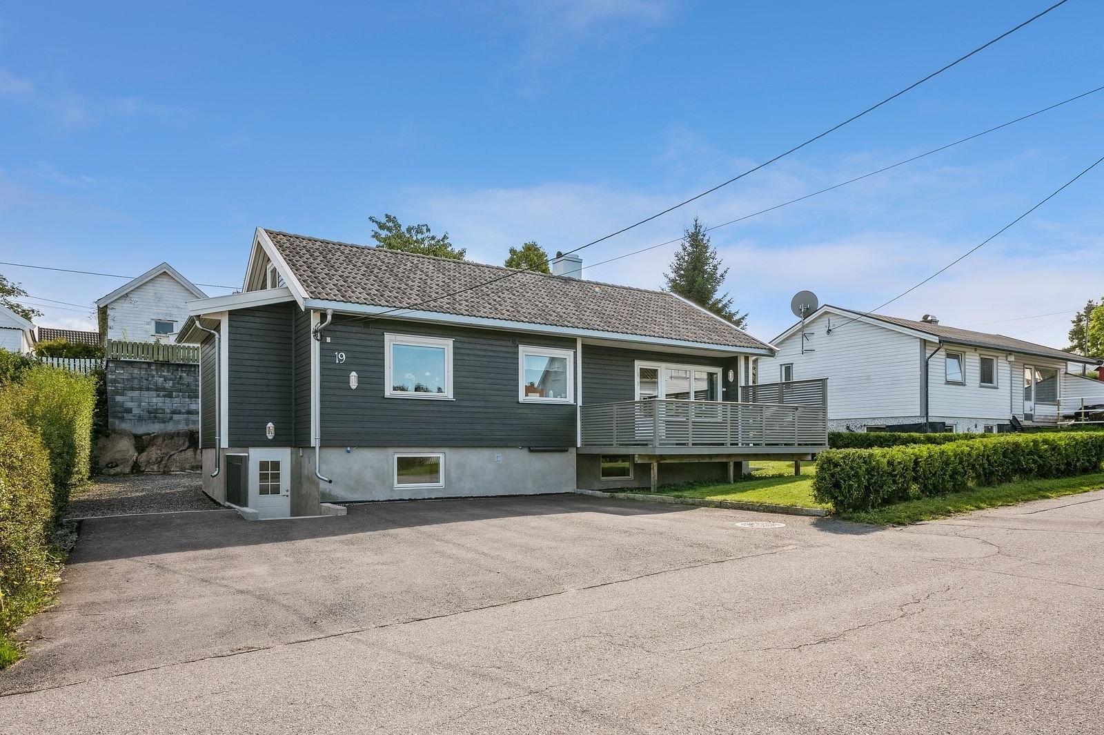 Lauritz Johnsens vei 19. Enebolig med innredet kjeller og loft. Galleribilde