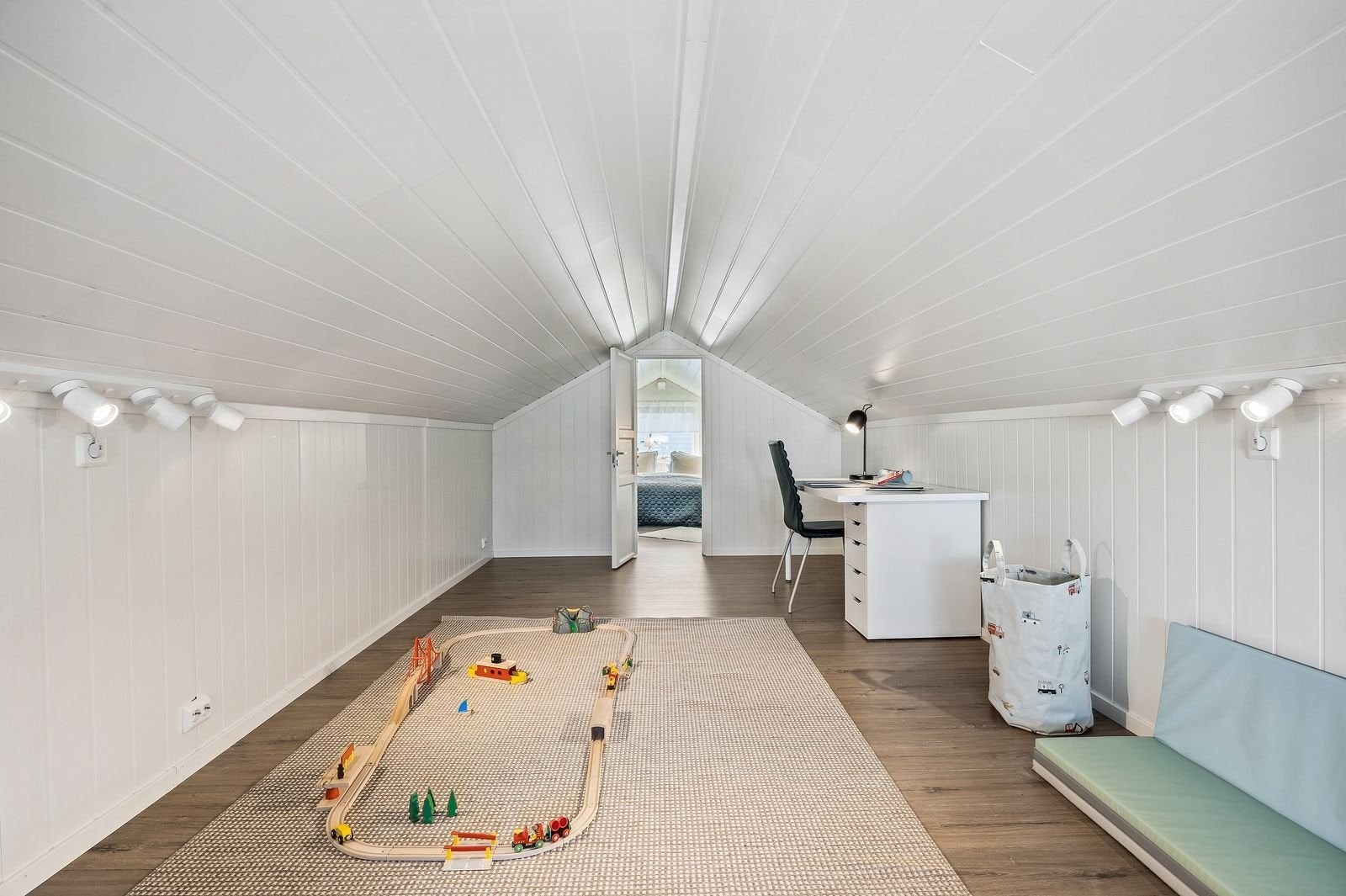 Loftsrom med tilgang til soverom Galleribilde