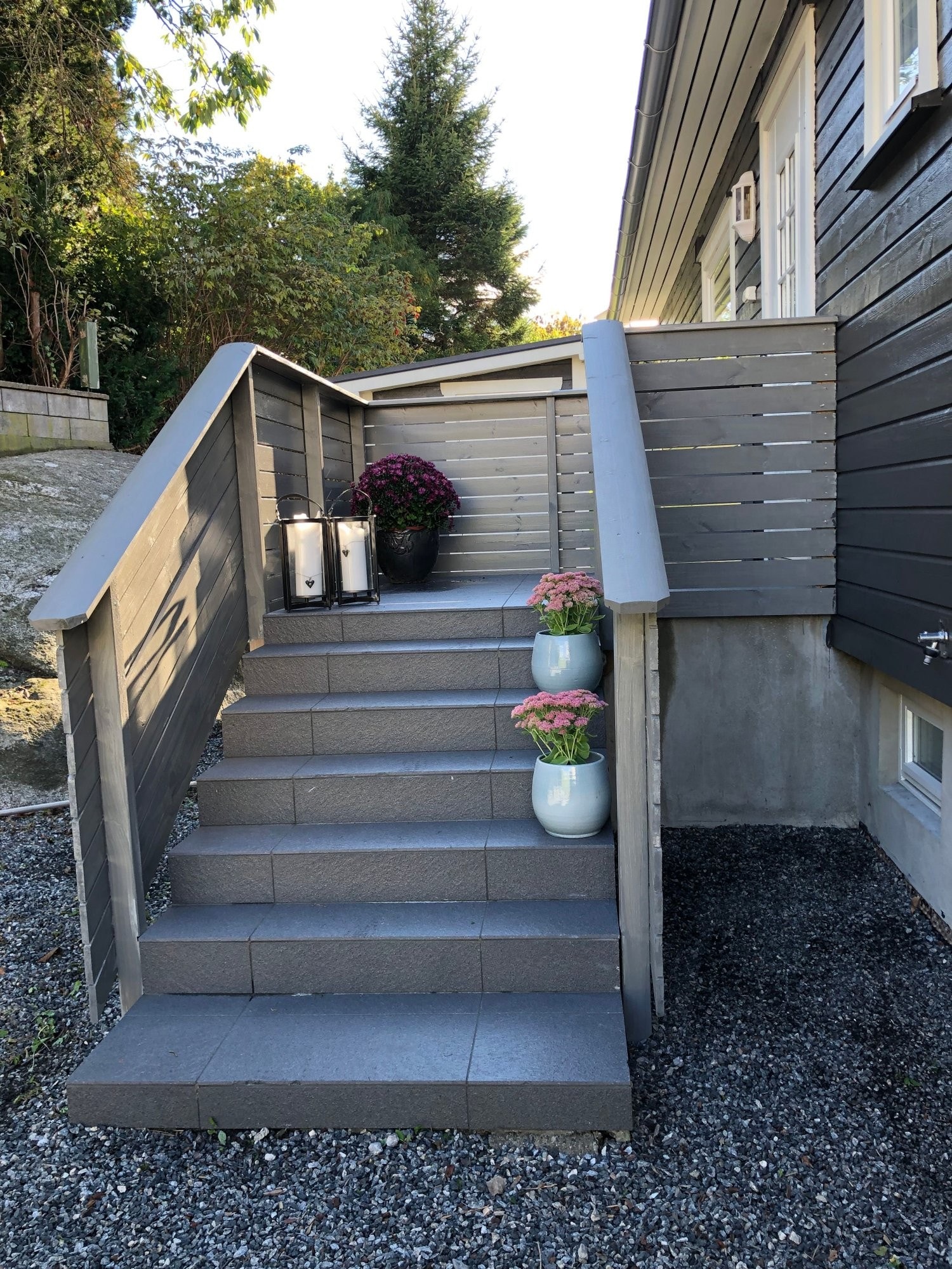 Hovedinngang med stor flislagt trapp Galleribilde