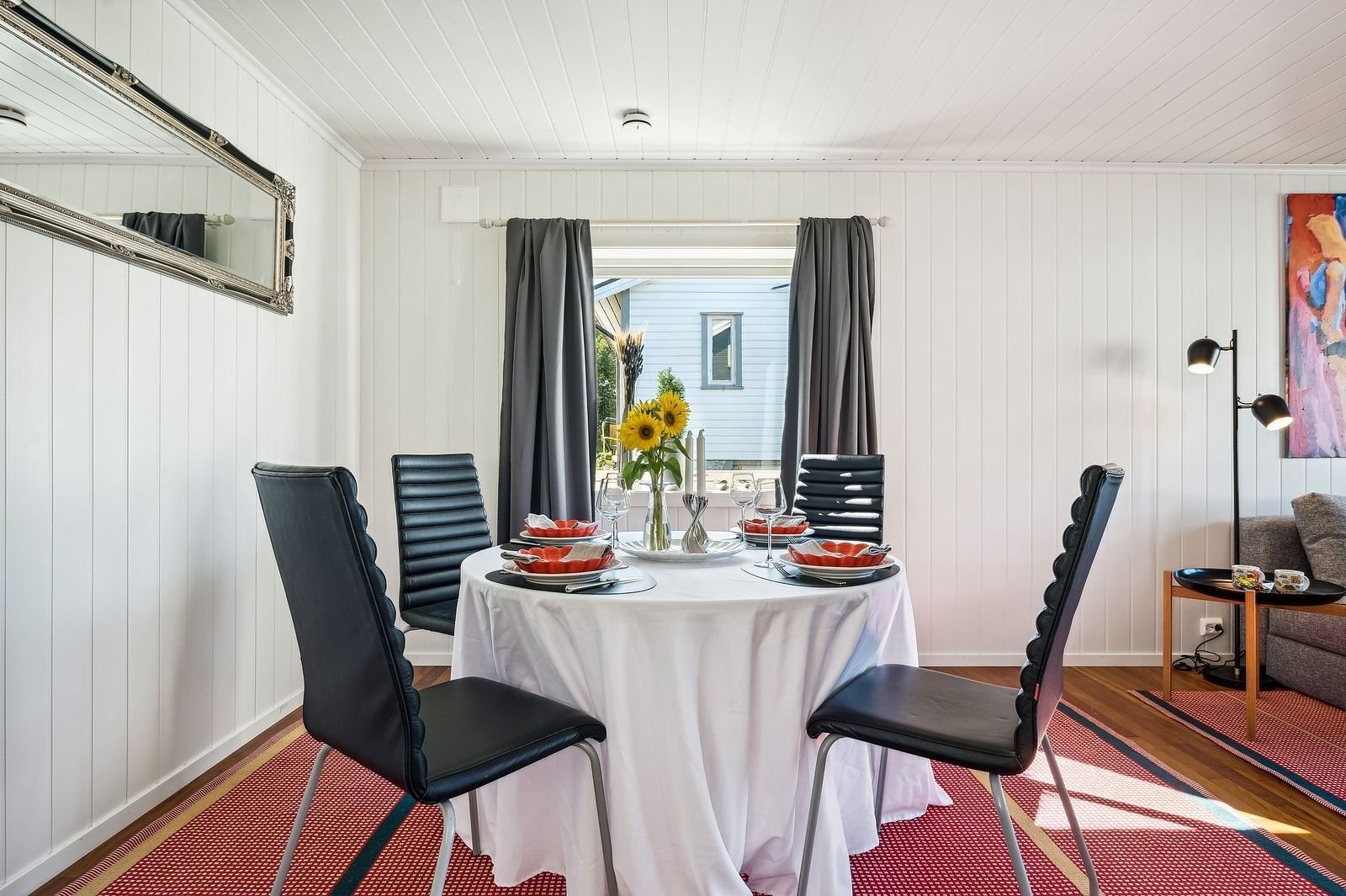 Romslig plass for kjøkkenbord Galleribilde