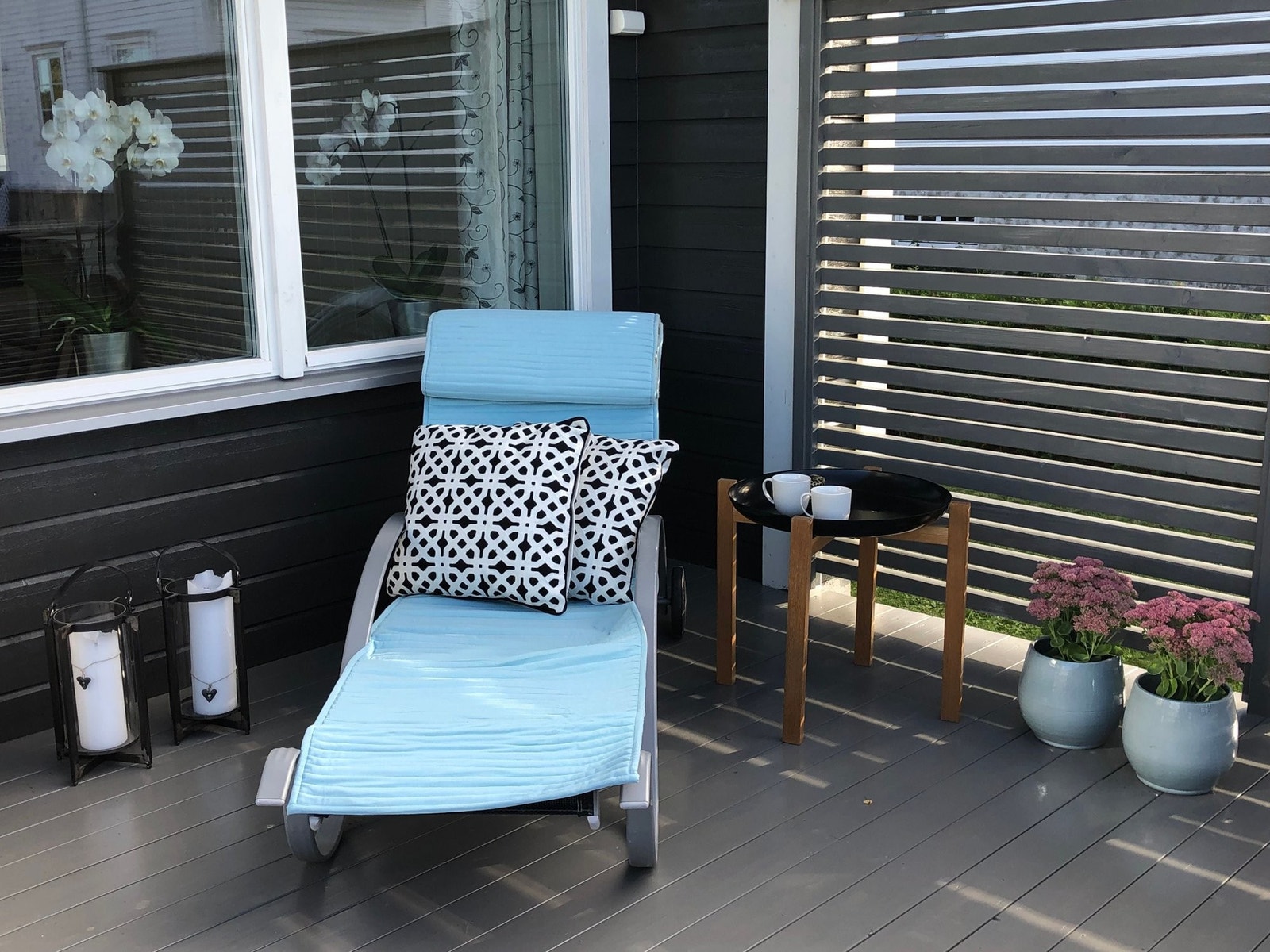 Stor balkong med utgang fra stue i første etasje Galleribilde