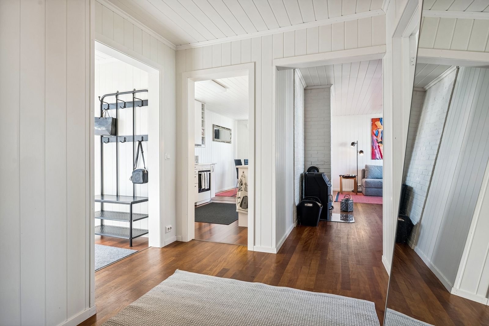 Hall inn fra vindfang, med tilkomst til kjøkken, stue, bad og 3 soverom. Trapp opp til loft. Galleribilde